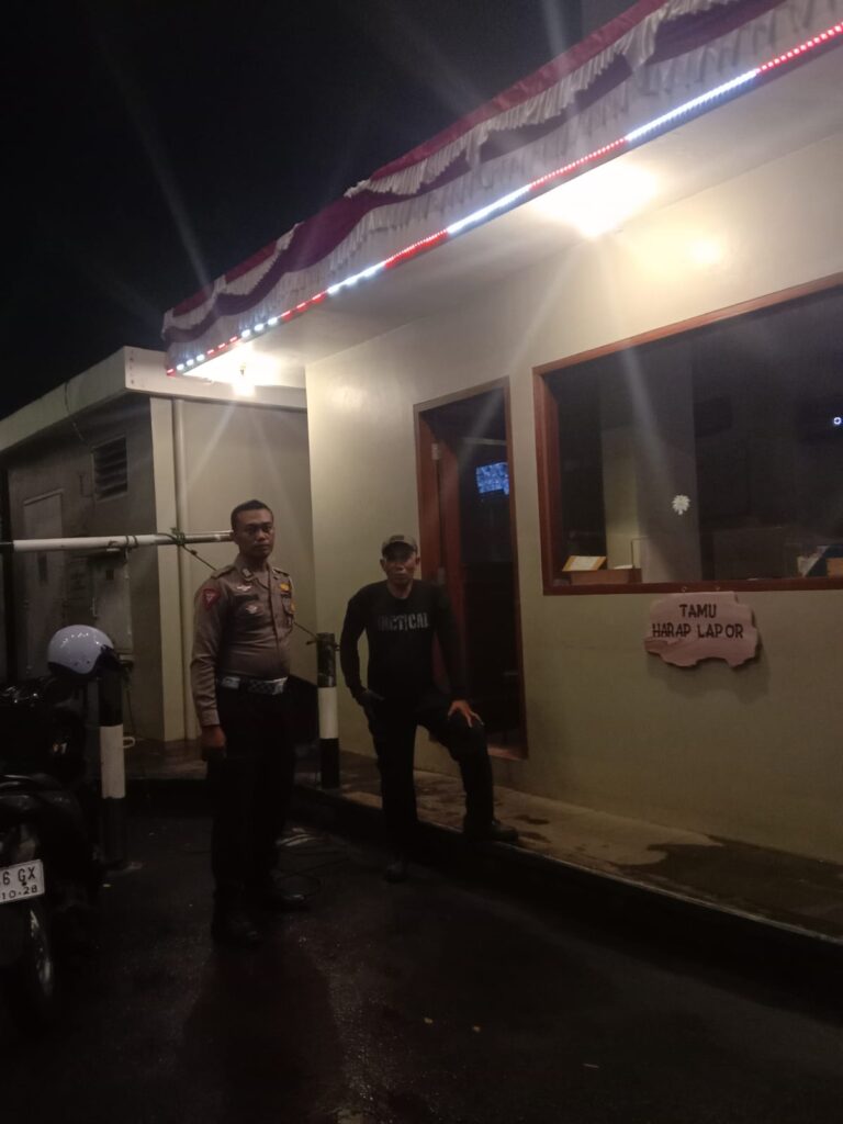Polsek Carita Laksanakan Patroli Malam dan Himbauan kepada Security Hotel Mutiara 7 WhatsApp Image 2024 08 11 at 06.18.35