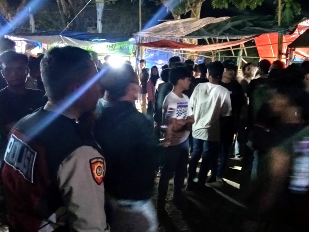 Polsek Cibaliung Gelar Sambang dan Patroli Malam, Ciptakan Rasa Aman dan Nyaman Bagi Warga Masyarakat 10 WhatsApp Image 2024 08 11 at 06.23.34