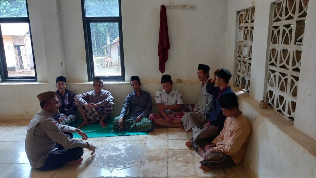 Polsek Carita Sambangi Pondok Pesantren di Desa Cinoyong dan Berdialog dengan Para Santri 2 WhatsApp Image 2024 08 11 at 06.27.37