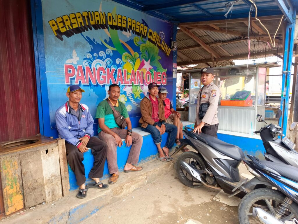 Polsek Cibaliung Sambangi Warga untuk Tingkatkan Keamanan dan Ketertiban 3 WhatsApp Image 2024 08 11 at 07.56.49