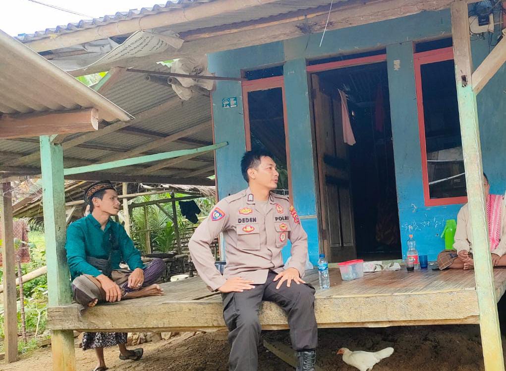 Kanit Binmas Polsek Cibaliung Jalin Silaturahmi dengan Tokoh Masyarakat untuk Ciptakan Kamtibmas Aman dan Nyaman 4 WhatsApp Image 2024 08 11 at 07.57.50