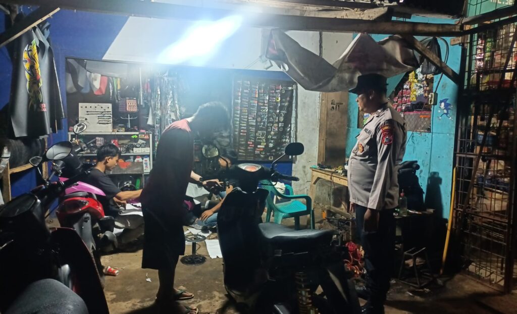 Polsek Bojong Polres Pandeglang Gelar Patroli Malam untuk Antisipasi Kejadian Kriminal di Desa Binaan 5 WhatsApp Image 2024 08 11 at 09.15.54