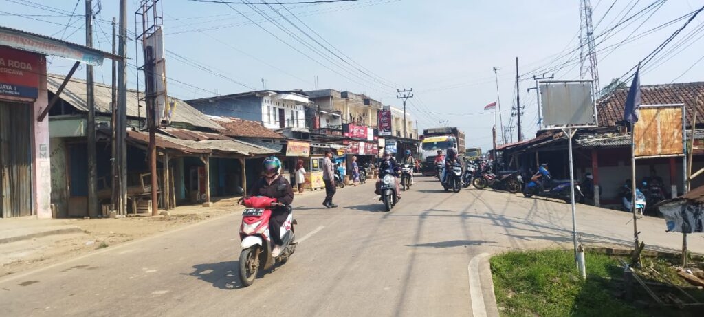 Polsek Bojong Polres Pandeglang Laksanakan Kegiatan Strong Point untuk Ciptakan Kamseltibcar Lantas di Wilayah Hukum Polsek Bojong 6 WhatsApp Image 2024 08 11 at 09.16.04