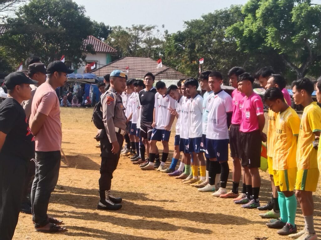 Personil Polsek Cimanggu Pam pertandingan sepak bola dalam rangka PHBN tingkat Kecamatan Cimanggu 1 WhatsApp Image 2024 08 12 at 00.26.28