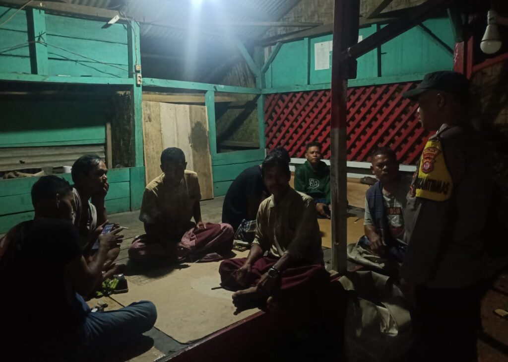 Bhabinkamtibmas Polsek Cimanggu Sambangi Warga yang Sedang Melaksanakan Ronda Malam 2 WhatsApp Image 2024 08 12 at 00.26.40