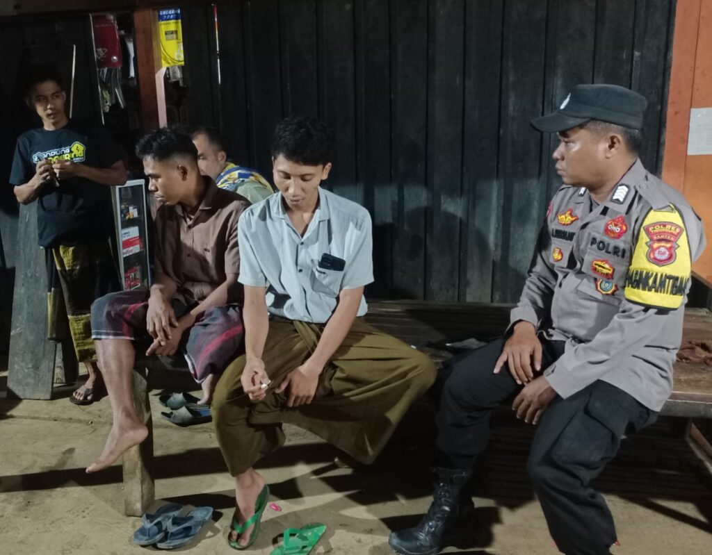Personil Polsek Cimanggu Patroli di Jam Rawan Antisipasi C3 dan Gangguan Kamtibmas 3 WhatsApp Image 2024 08 12 at 00.26.54