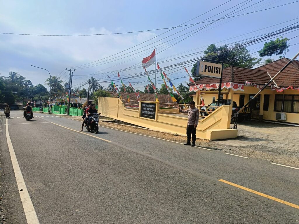 Demi Kelancaran dan Kenyamanan Pengguna Jalan Raya, Polsek Cimanggu Rutin Laksanakan Gatur 4 WhatsApp Image 2024 08 12 at 00.28.00
