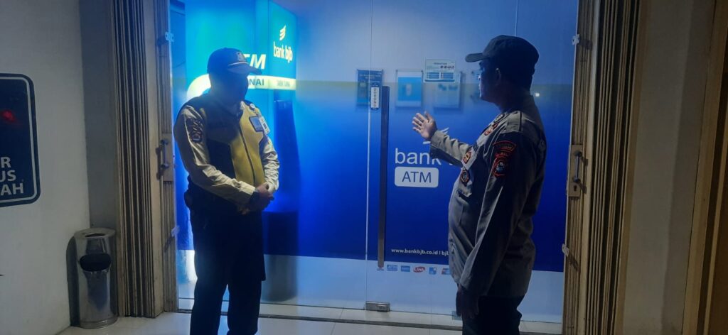 Polsek Picung Sambangi Obyek Vital Perbankan dalam Patroli Malam Dialogis 6 WhatsApp Image 2024 08 12 at 00.49.46