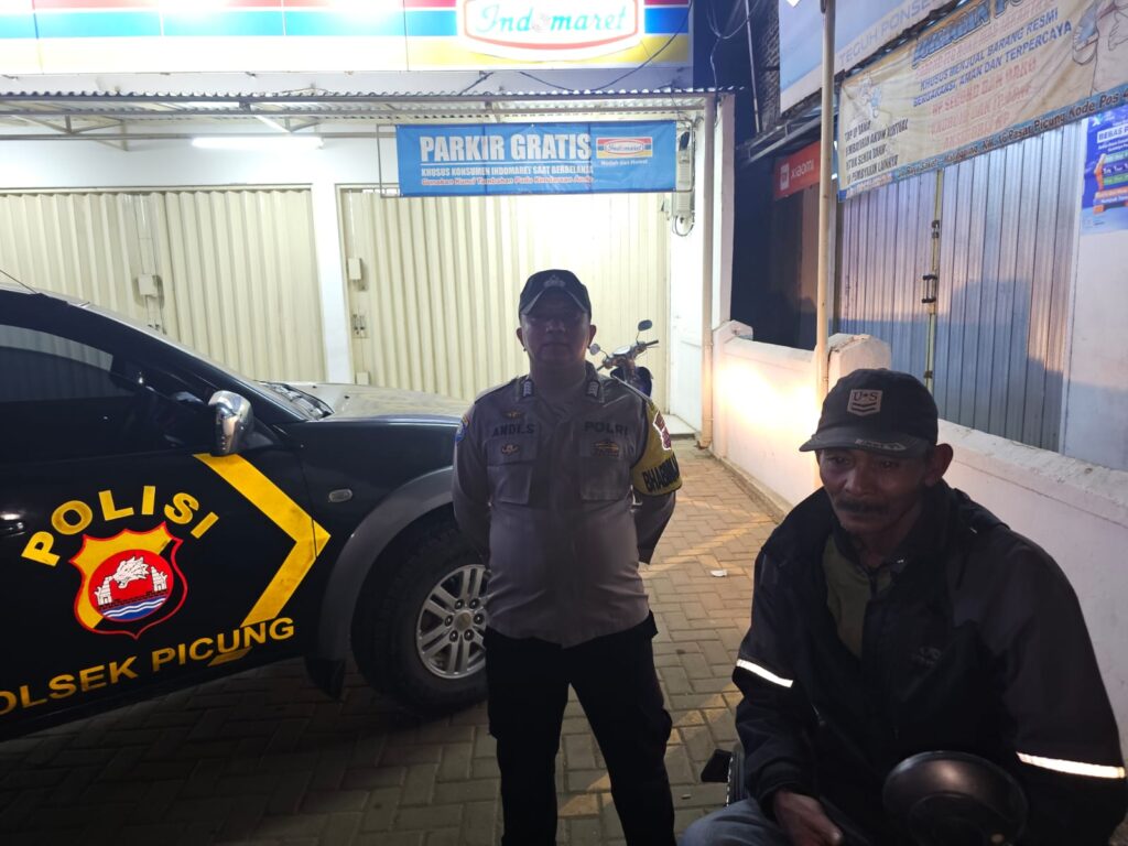 Polsek Picung Melaksanakan Patroli malam dengan Sasaran Waralaba 7 WhatsApp Image 2024 08 12 at 00.49.56
