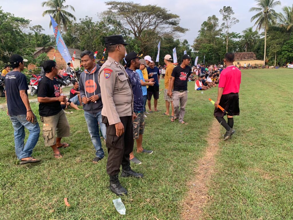 Polsek Panimbang Menggelar Pengamanan Sepak Bola di Wilayah Hukum Panimbang 8 WhatsApp Image 2024 08 12 at 01.05.40