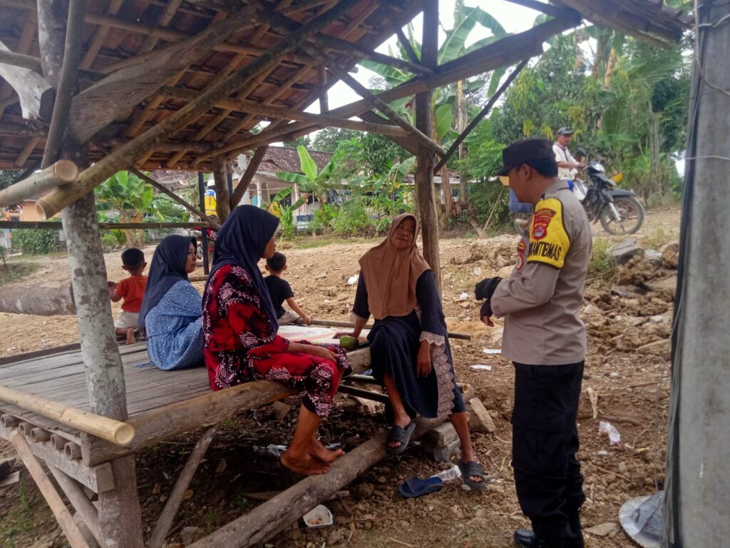 Aipda Fathur Bhabinkamtibmas Polsek Patia Sambangi Warga Kp. Sidamukti Sampaikan Pesan Kamtibmas 10 WhatsApp Image 2024 08 12 at 05.34.59