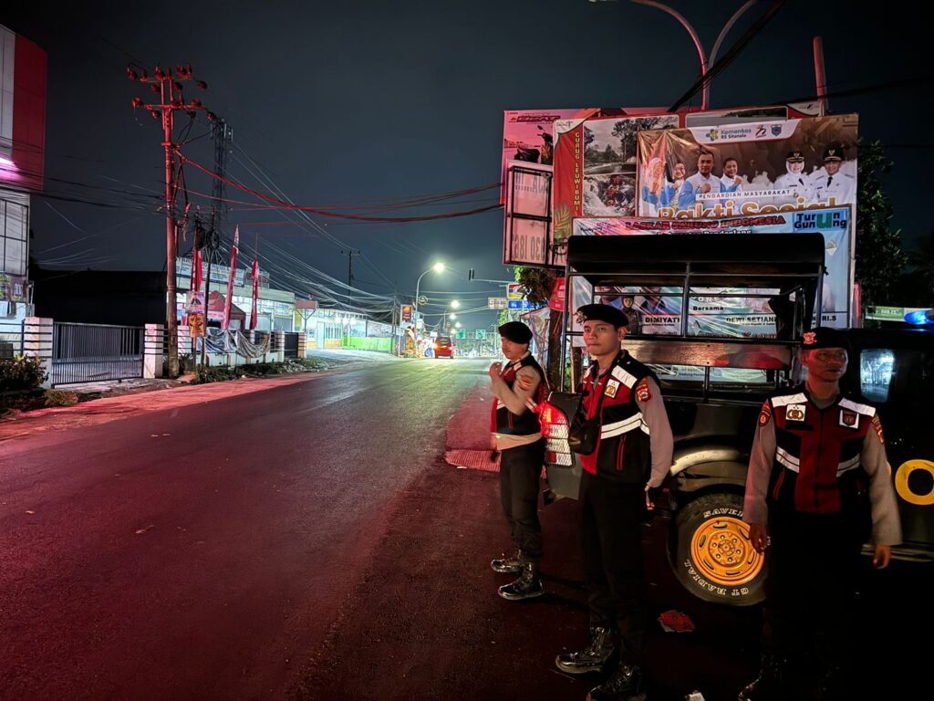 Sat Samapta Polres Pandeglang Gelar Strong Point di Persimpangan Cipacung 10 WhatsApp Image 2024 08 12 at 05.56.29 1