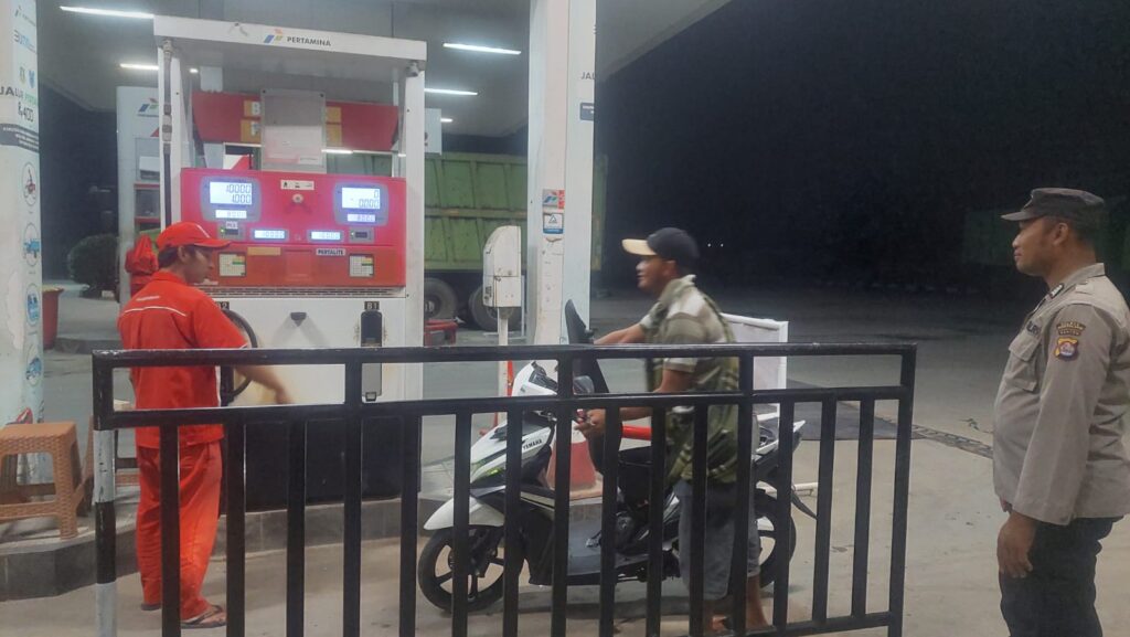 Polsek Carita Laksanakan Patroli Malam ke SPBU Sukanegara dan Beri Himbauan 3 WhatsApp Image 2024 08 13 at 06.47.49