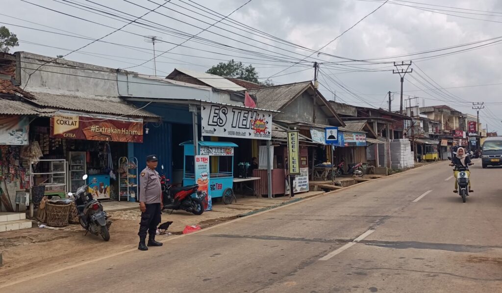 Polsek Bojong Polres Pandeglang Gelar Kegiatan Strong Point untuk Ciptakan Kamseltibcar Lantas 6 WhatsApp Image 2024 08 13 at 07.29.04