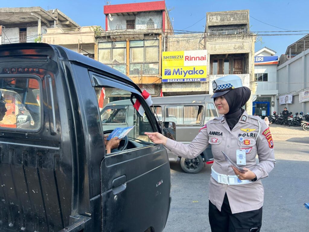 Polwan Satlantas Polres Pandeglang Bagikan Brosur Himbauan Terkait Odol Kepada Sopir Angkutan Umum di Terminal Pasar Badak 10 WhatsApp Image 2024 08 20 at 07.27.41