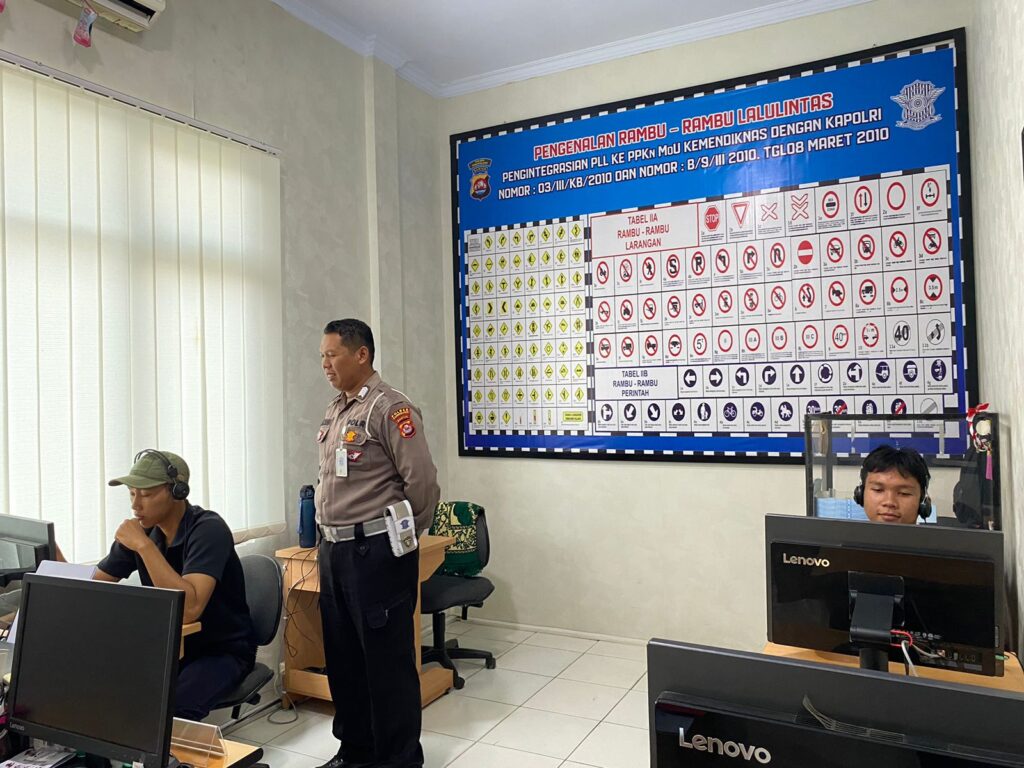 Satlantas Polres Pandeglang Berikan Pelayanan Prima Dalam Tes Uji Teori Pembuatan Sim di Satpas Polres Pandeglang 9 WhatsApp Image 2024 08 20 at 09.07.22