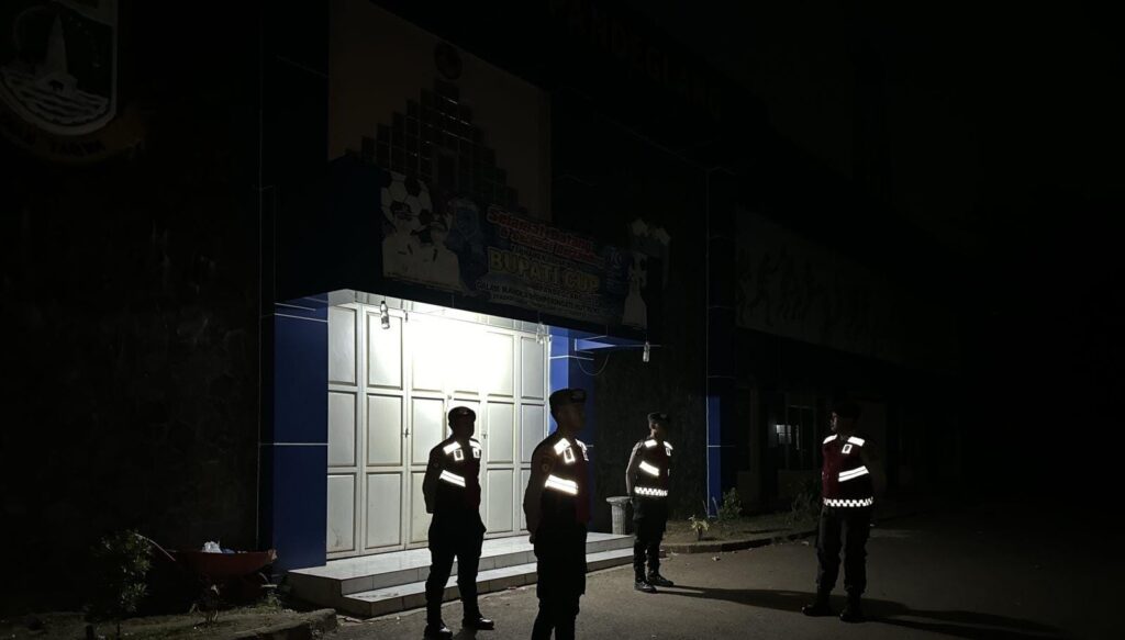 Sat Samapta Polres Pandeglang Gelar Patroli Jalan Kaki Malam Hari di Stadion Badak Cegah Penyakit Masyarakat 5 WhatsApp Image 2024 08 24 at 16.54.43 1