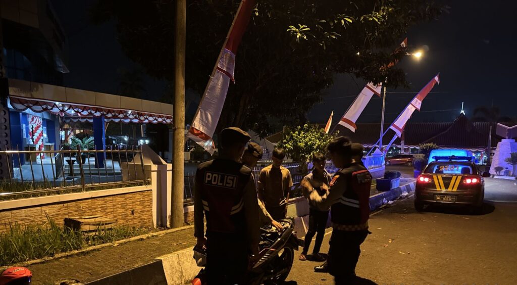 Sat Samapta Polres Pandeglang Gelar Patroli Badak Presisi di Alun-Alun Pandeglang Malam Hari 8 WhatsApp Image 2024 08 24 at 16.54.44