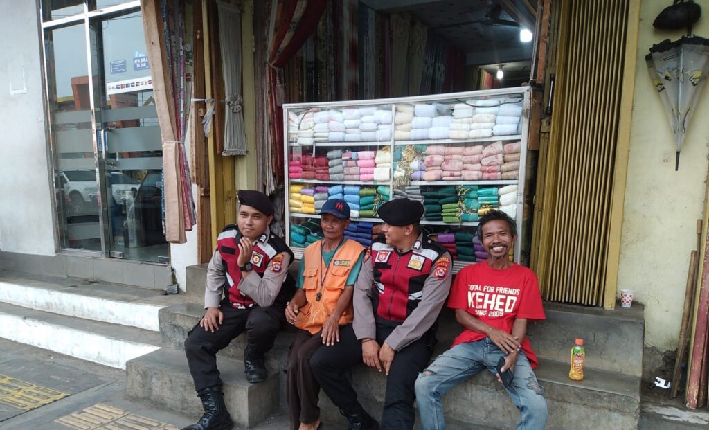 Personil Sat Samapta Polres Pandeglang Sambangi Juru Parkir di Pasar Badak, Ajak Ngobrol Seputar Kamtibmas 3 WhatsApp Image 2024 08 28 at 16.32.33 2