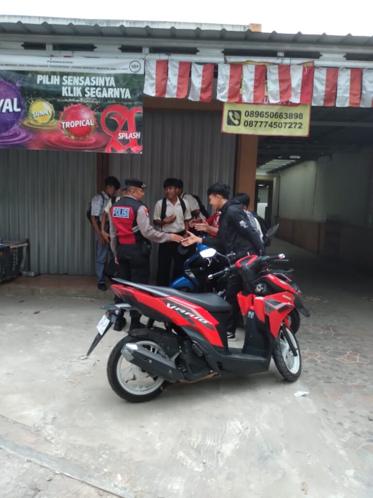 Sat Samapta Polres Pandeglang Gelar Patroli Dialogis di Pasar Badak, Sambangi Pelajar Nongkrong 5 WhatsApp Image 2024 08 28 at 16.32.33