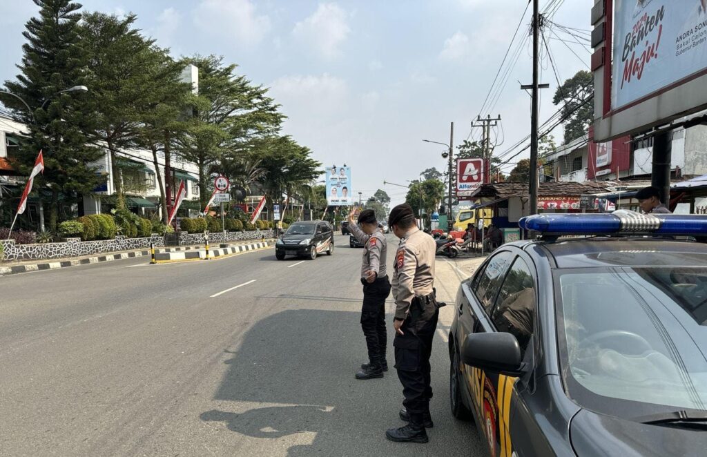 Sat Samapta Polres Pandeglang Gelar Patroli Dialogis pada Jam Pulang Sekolah di Pertigaan Cigadung 5 WhatsApp Image 2024 08 29 at 17.02.41