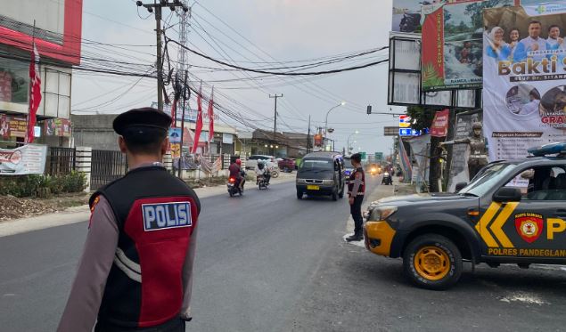Sat Samapta Polres Pandeglang Gelar Patroli di Pertigaan Cipacung 3 pc1