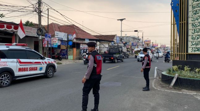 Sat Samapta Polres Pandeglang Gelar Pengaturan Lalu Lintas di Pertigaan Cigadung 5 sp1