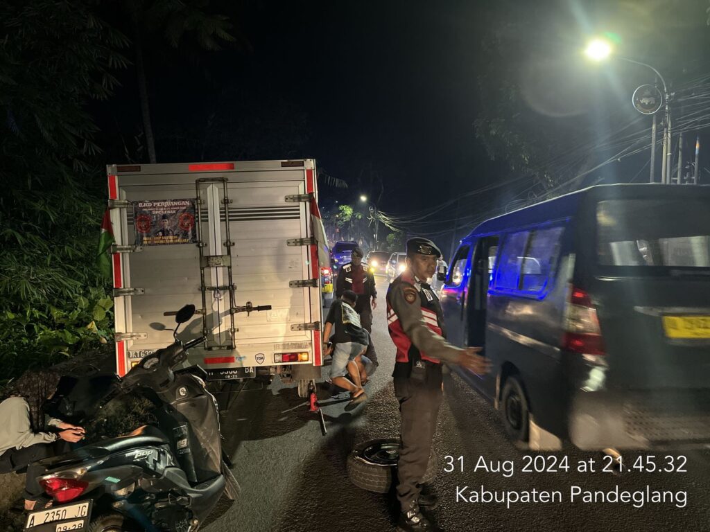 Personil Patroli Sat Samapta Polres Pandeglang Berikan Pelayanan Prima dengan Pertolongan pada Kendaraan Angkutan Mogok 9 WhatsApp Image 2024 09 01 at 05.07.41