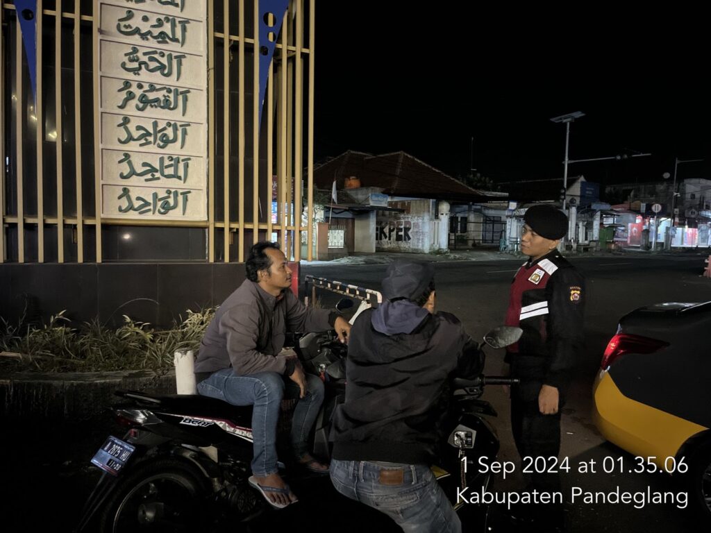 Sat Samapta Polres Pandeglang Gelar Patroli Malam, Sambangi Tukang Ojek di Pertigaan Cigadung 8 WhatsApp Image 2024 09 01 at 05.07.43