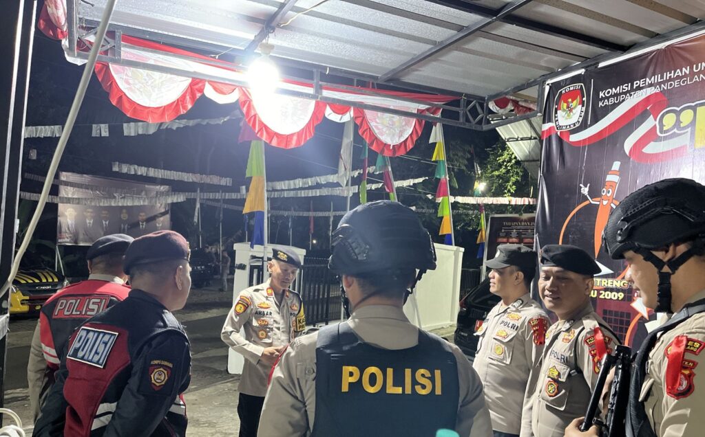 Kasat Samapta Polres Pandeglang IPTU Akbar Instruksikan Petugas Pengamanan KPU Selalu Waspada dan Laporkan Situasi Terkini 6 WhatsApp Image 2024 09 01 at 05.15.56