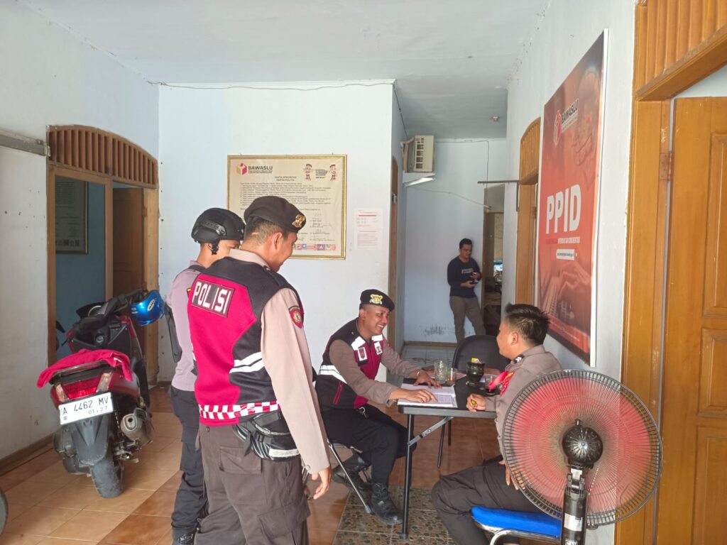 Sat Samapta Polres Pandeglang Ramaikan Pengamanan Kantor Bawaslu dalam Operasi Mantap Praja 2024 3 WhatsApp Image 2024 09 01 at 16.15.34