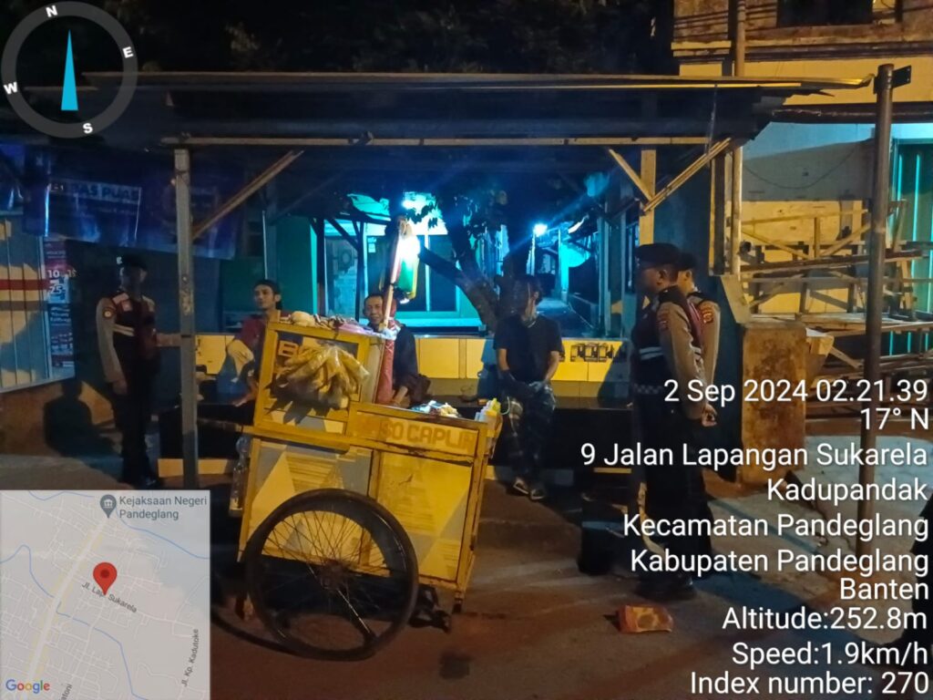 Sat Samapta Polres Pandeglang Sambangi Pedagang Bakso Keliling, Patroli Malam Disertai Himbauan Kamtibmas 8 WhatsApp Image 2024 09 02 at 03.50.01 1