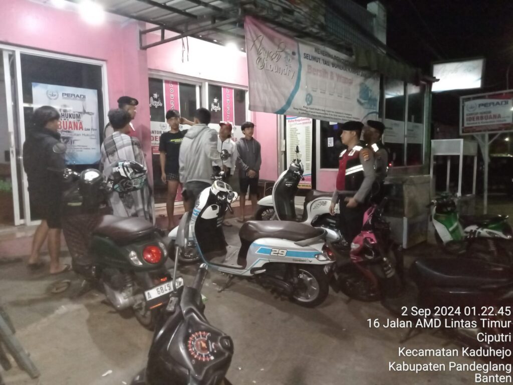Sat Samapta Polres Pandeglang Sambangi Pemuda Nongkrong di Pinggir Jalan, Berikan Himbauan Kamtibmas 5 WhatsApp Image 2024 09 02 at 03.50.05