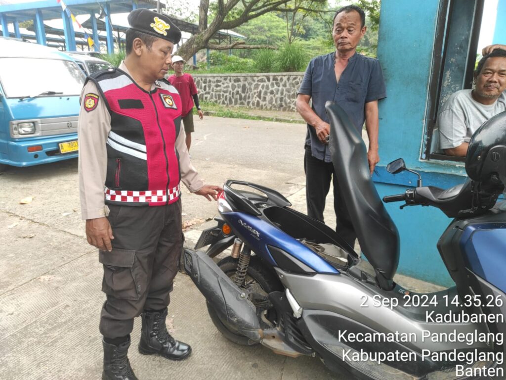 Sat Samapta Polres Pandeglang Patroli di Terminal Kadubanen, Periksa Jok Motor Ojek untuk Cegah Premanisme 1 WhatsApp Image 2024 09 02 at 17.11.37 1