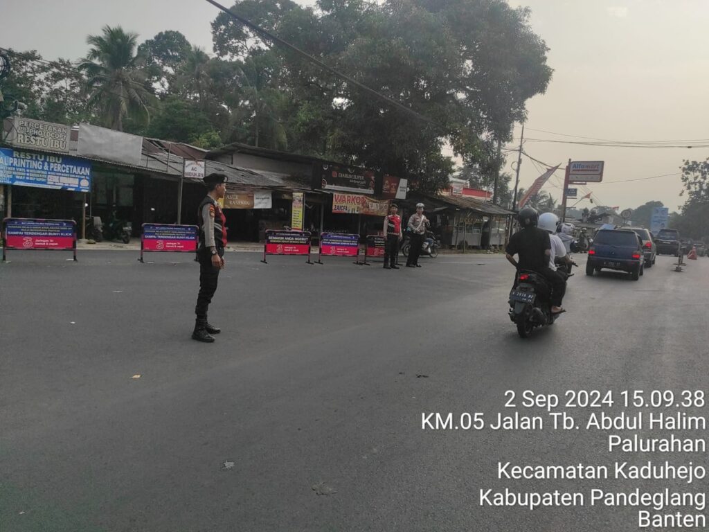 Sat Samapta Polres Pandeglang Gelar Strong Point Sore di Persimpangan Cipacung untuk Kendalikan Arus Lalu Lintas 2 WhatsApp Image 2024 09 02 at 17.11.37
