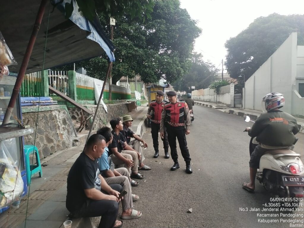 Sat Samapta Polres Pandeglang Sambangi Warung Kopi Pasar Badak, Ajak Ngobrol Kamtibmas dan Dengarkan Aspirasi Warga 9 WhatsApp Image 2024 09 06 at 18.01.04