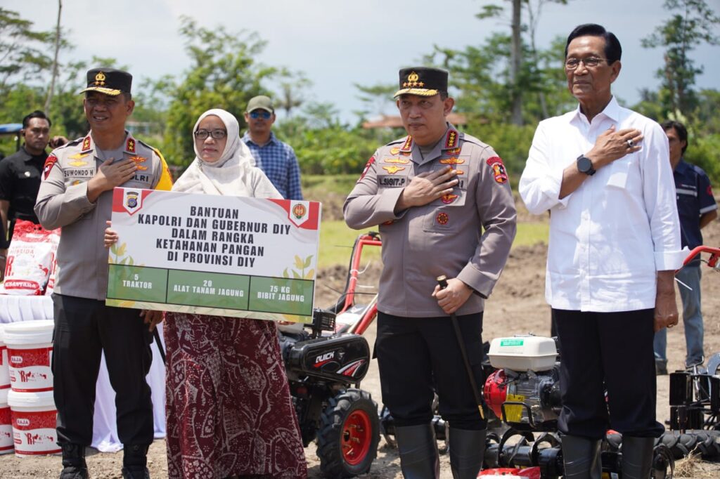 Kapolri dan Gubernur Yogyakarta Sri Sultan Hamengku Buwono X Menanam Jagung Bersama 9 WhatsApp Image 2025 02 15 at 16.38.57