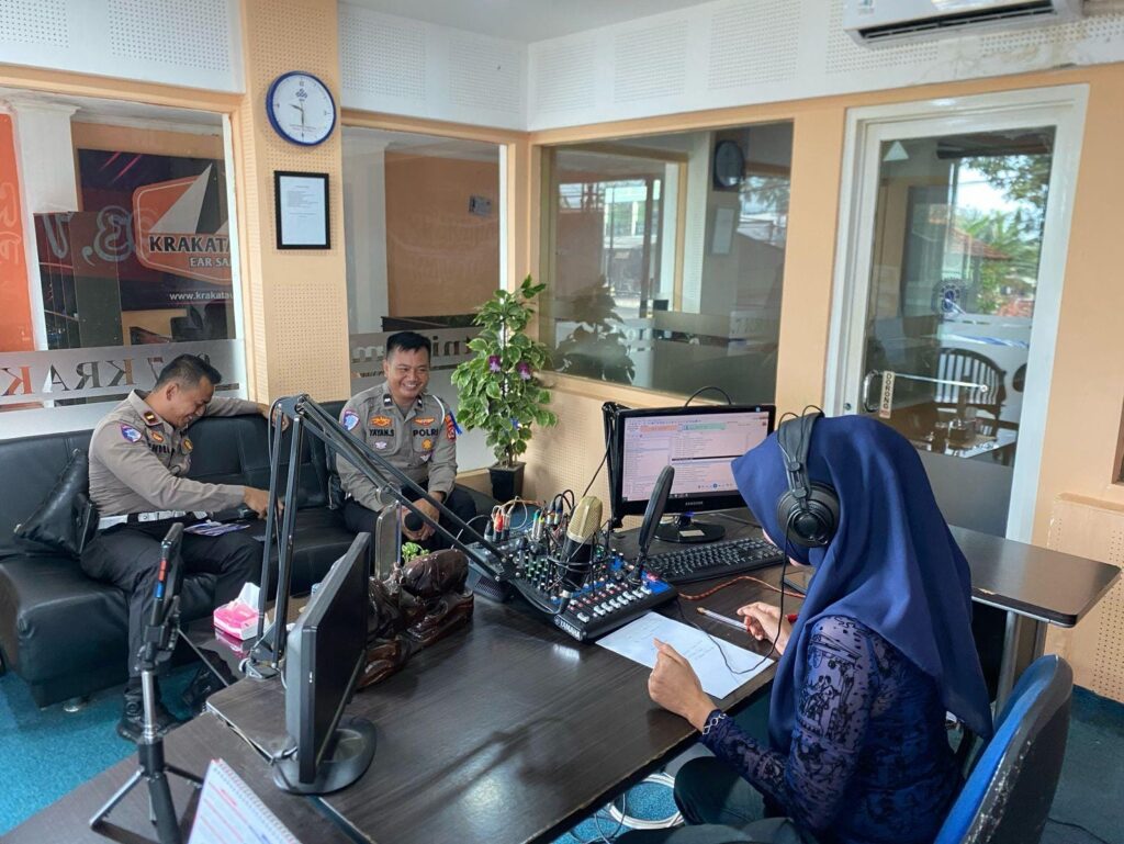 Unit Kamsel Satlantas Polres Pandeglang Gelar Talkshow di Radio Krakatau Labuan untuk Edukasi Keselamatan Berkendara 2 WhatsApp Image 2025 02 20 at 11.32.52