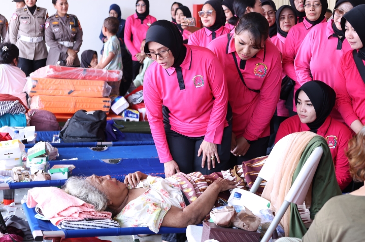 Kapolda Metro Jaya Tinjau Pengungsian Warga Terdampak Banjir di Pancoran 9 IMG 20250306 195102