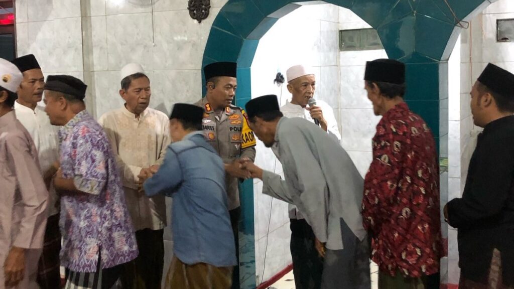 Kapolres Pandeglang AKBP Oki Bagus Setiaji Gelar Tarawih Keliling untuk Dekatkan Diri dengan Masyarakat 2 WhatsApp Image 2025 03 09 at 21.03.57
