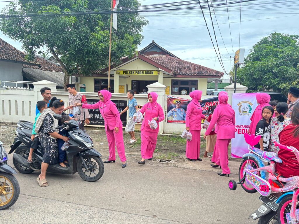 Bhayangkari Ranting Polsek Pagelaran Bersama Polsek Pagelaran Polres Pandeglang Bagikan Takjil Gratis 9 WhatsApp Image 2025 03 16 at 10.49.22