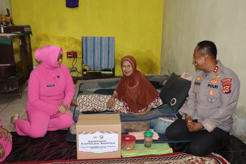Kapolres Pandeglang Bersama Bhayangkari Sambangi Warakawuri dan Berikan Bantuan Sembako di Cihaseum 5 WhatsApp Image 2025 03 16 at 19.08.41 scaled