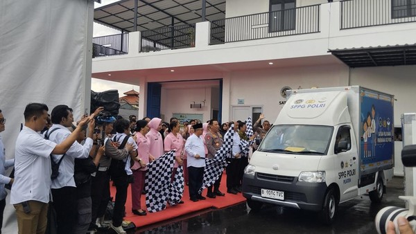 Dukung Program Makan Bergizi Gratis, Kapolri Resmikan Operasional SPPG Polri 7 WhatsApp Image 2025 03 17 at 12.46.39