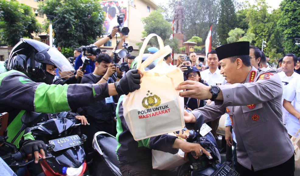Masyarakat Antusias Saat Kapolri Turun Langsung Berbagi Takjil 2