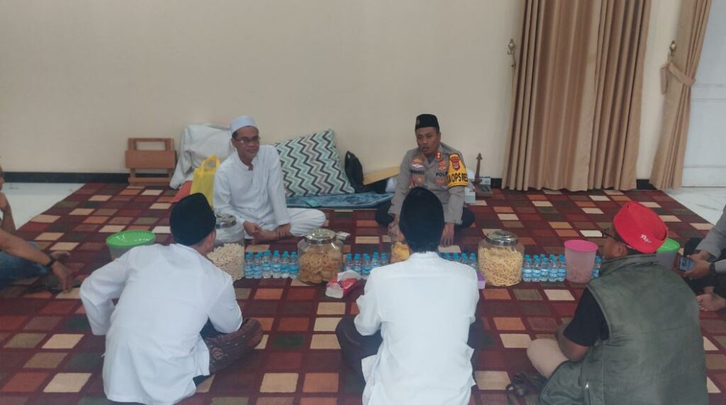 Kapolres Pandeglang AKBP Oki Bagus Setiaji Sambangi dan Bersilaturahmi dengan Tokoh Agama KH. Ocep Sonhaji 3 dssa