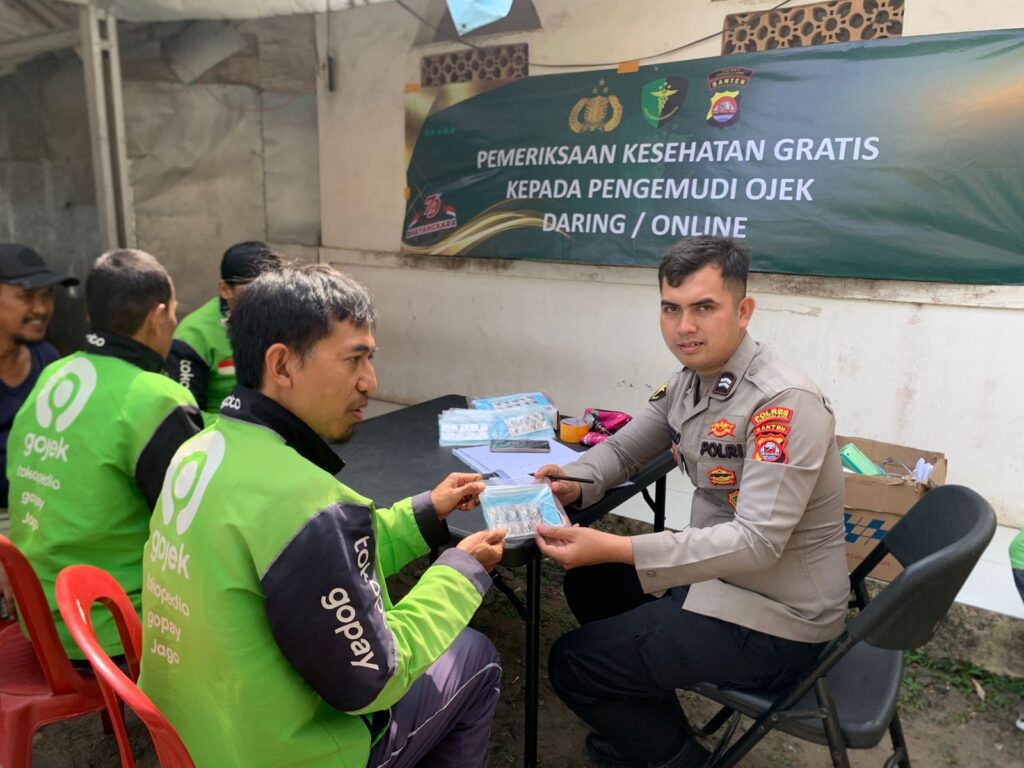 HUT Bhayangkara ke-79, Sidokkes Polres Pandeglang Gelar Pemeriksaan Kesehatan Gratis untuk Pengemudi Ojek Daring 9 WhatsApp Image 2025 06 16 at 14.06.40