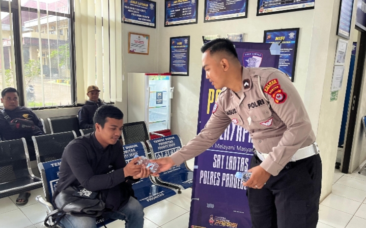Satlantas Polres Pandeglang Gelar Kegiatan “Polantas Menyapa” Kepada Pemohon SIM 7 IMG 20251020 095154