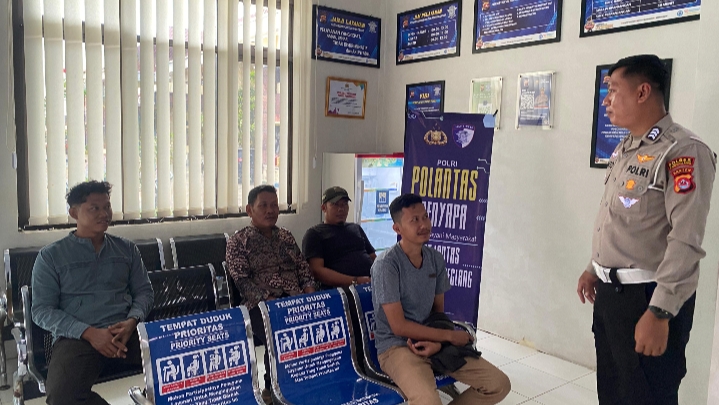 Satlantas Polres Pandeglang Gelar Pelayanan Prima “Polantas Menyapa” di Satpas Polres Pandeglang 5 IMG 20251022 090016