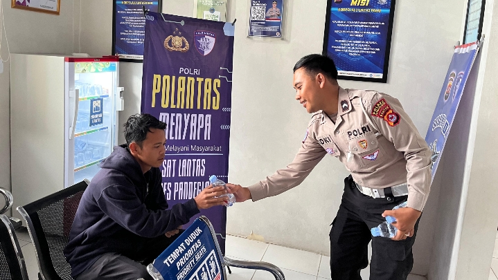 Satlantas Polres Pandeglang Gelar Kegiatan “POLANTAS MENYAPA” Berikan Pelayanan Prima Kepada Pemohon SIM 1 IMG 20251027 091435