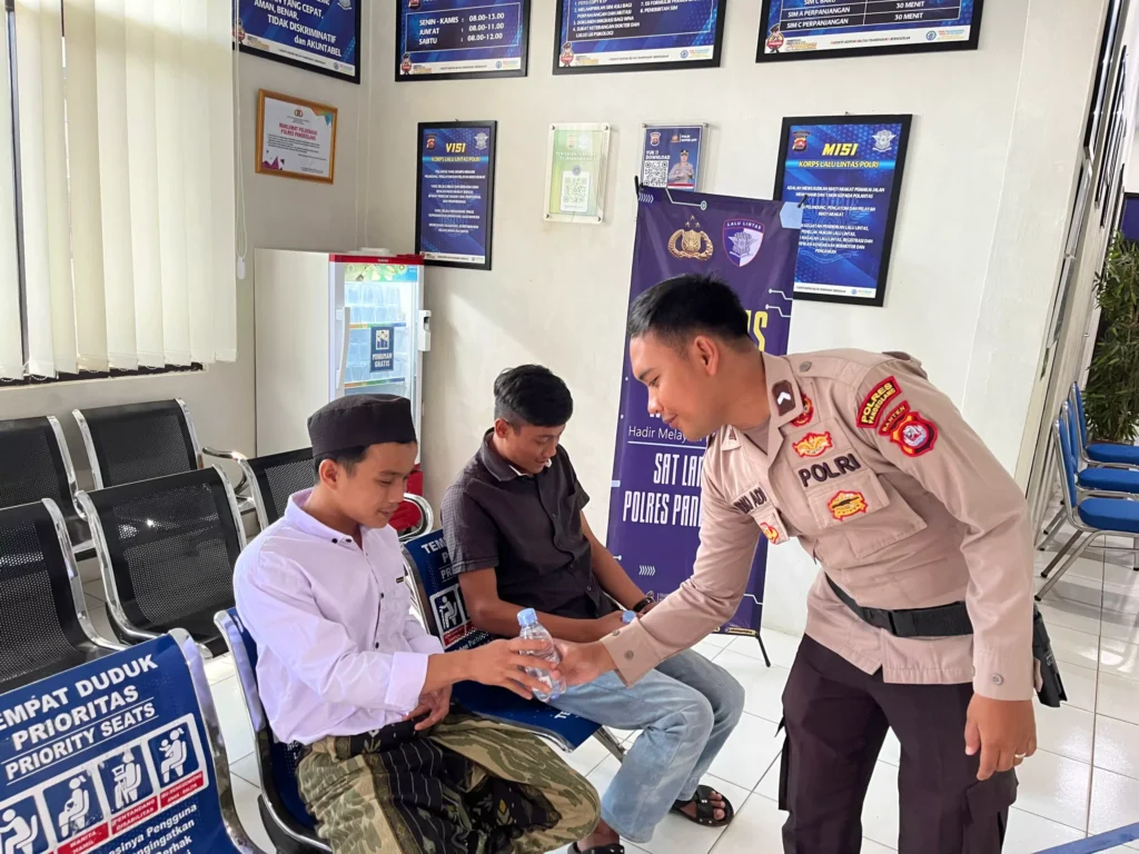 Satlantas Polres Pandeglang Wujudkan Pelayanan Prima Lewat Program “Polantas Menyapa” 9 MConverter.eu WhatsApp Image 2025 10 17 at 08.53.15 scaled